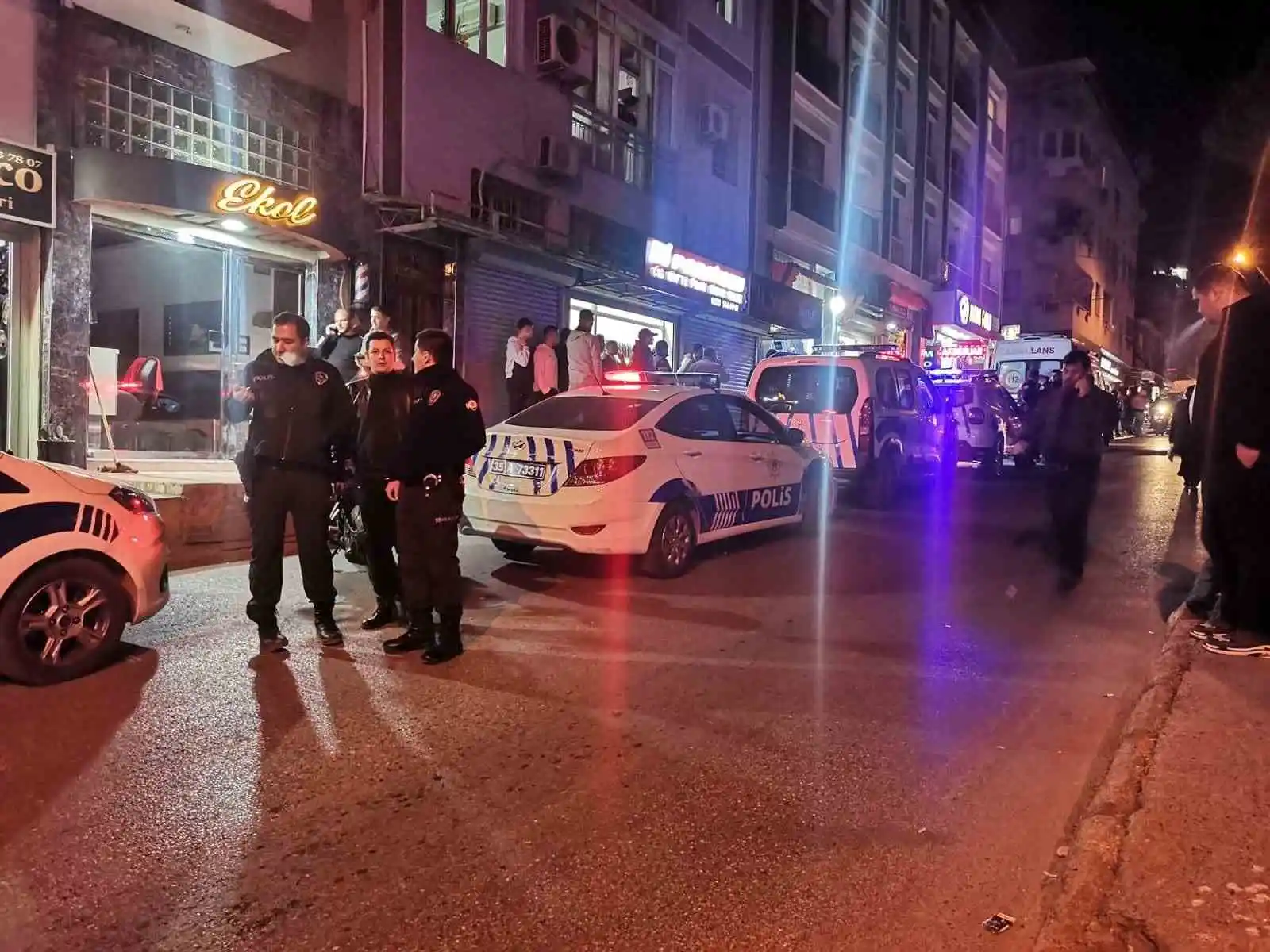 Eski kız arkadaşı ve bir kişiyi yaraladı, ardından kendini vurdu