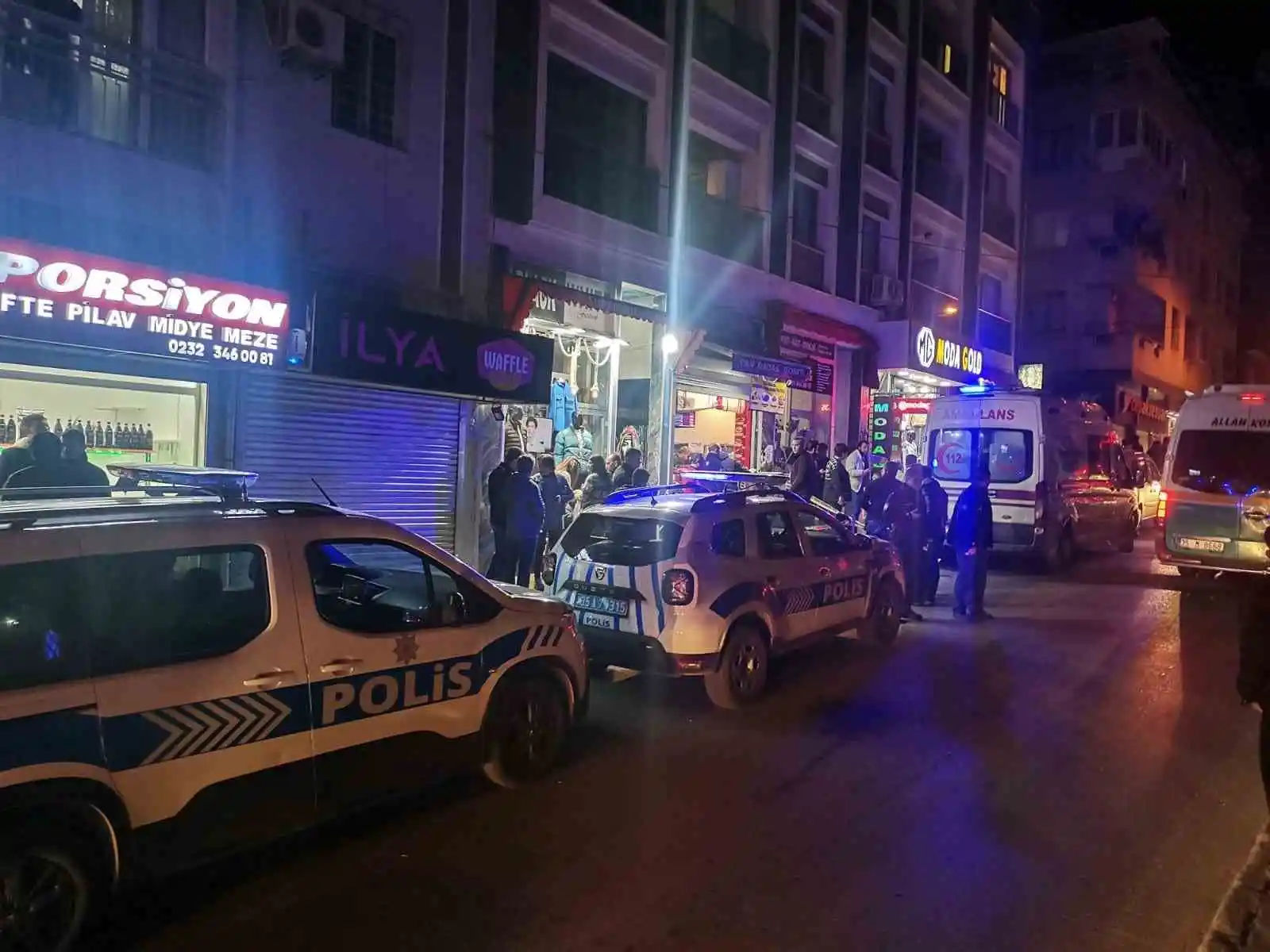 Eski kız arkadaşı ve bir kişiyi yaraladı, ardından kendini vurdu