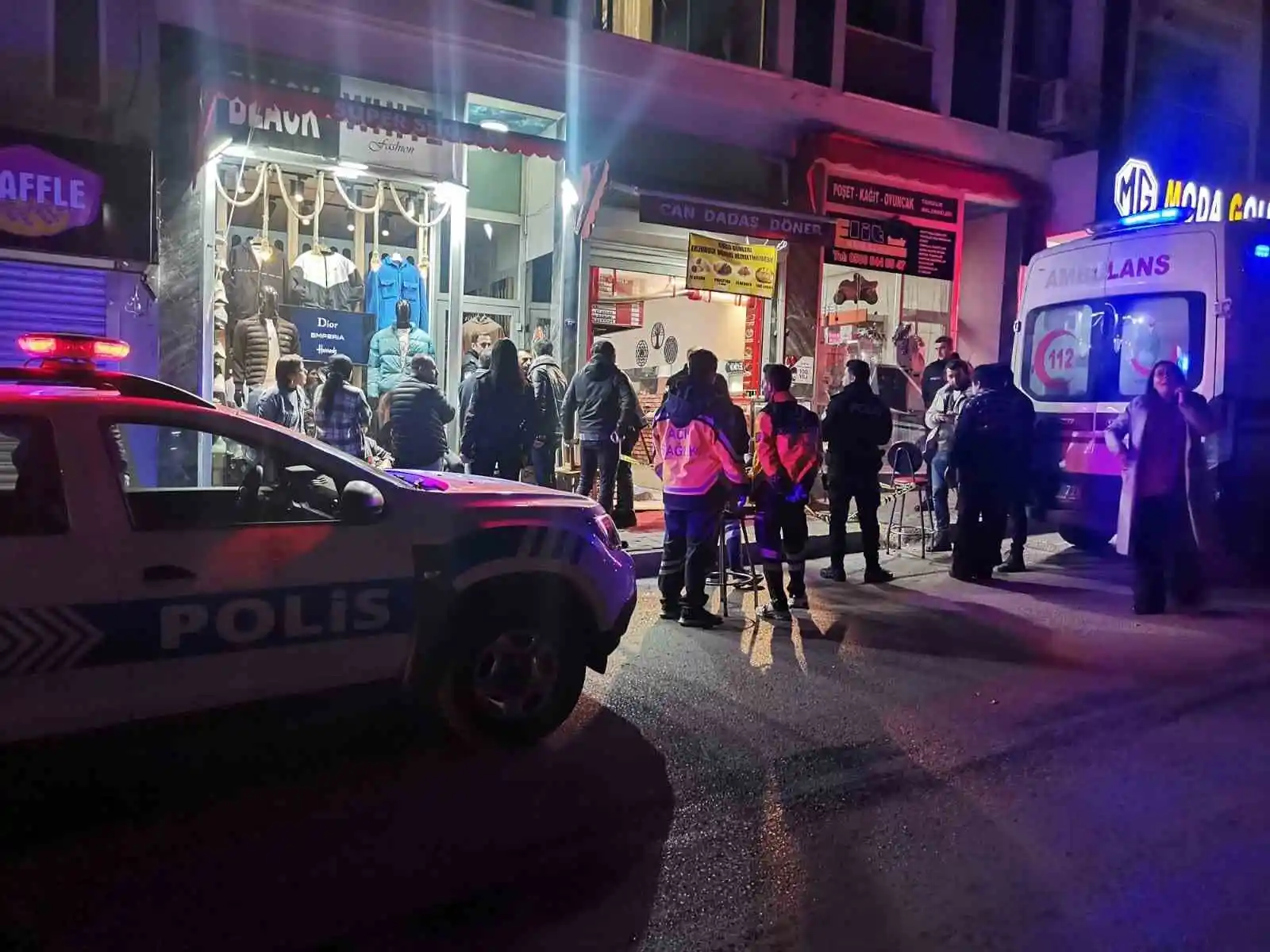 Eski kız arkadaşı ve bir kişiyi yaraladı, ardından kendini vurdu