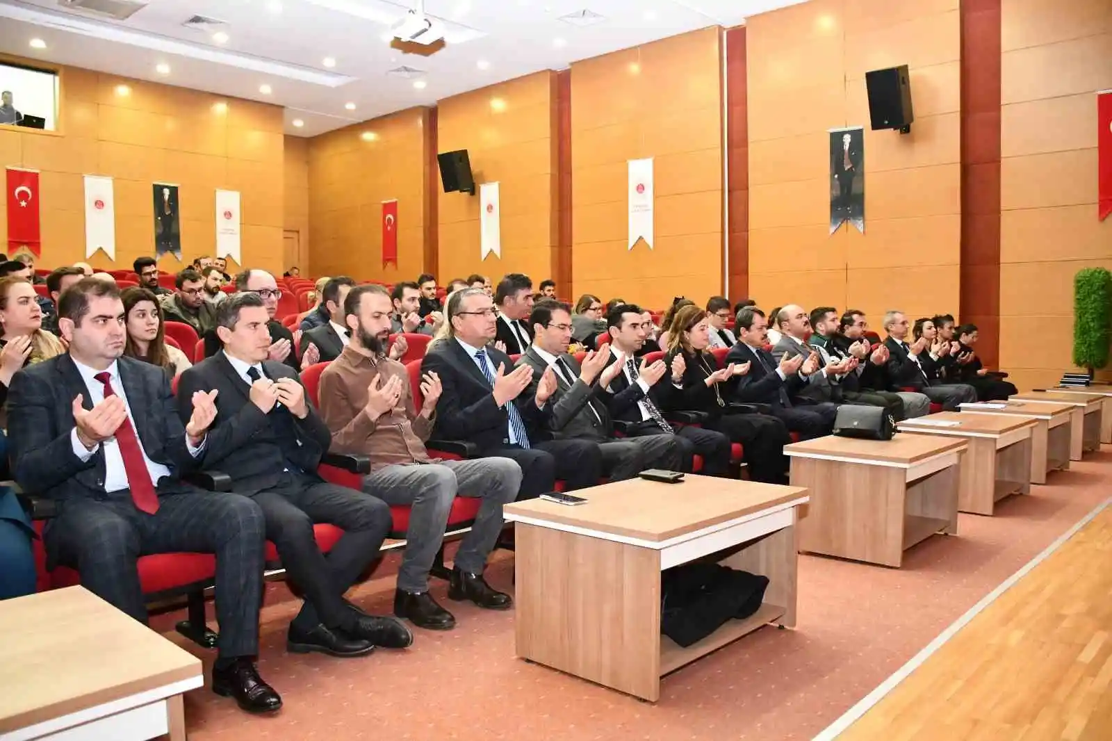 Eskişehir Adliyesi’nde afetzedeler için dua ve saygı duruşu
