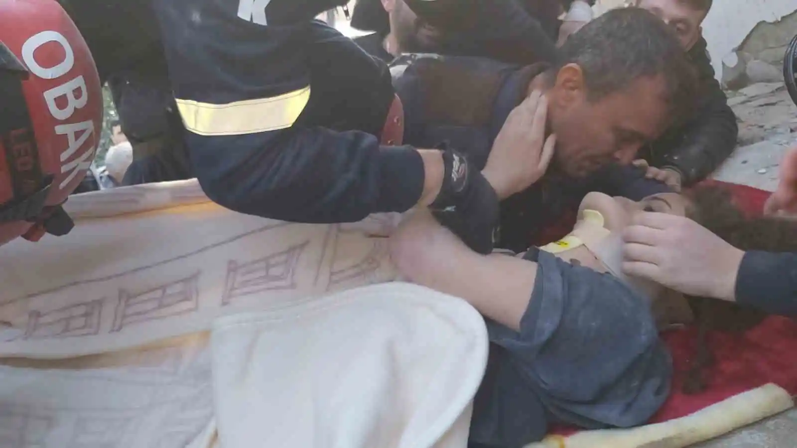 Eskişehir'den giden arama kurtarma ekipleri Antakya'da enkaz altından 2 kişiyi kurtardı
