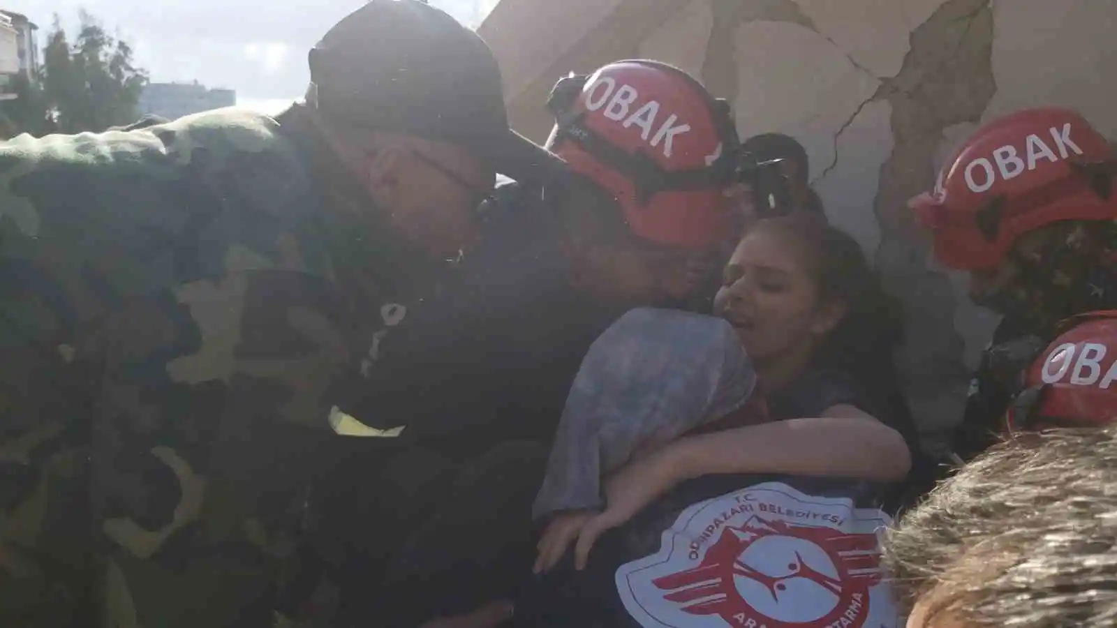 Eskişehir’den giden arama kurtarma ekipleri Antakya’da enkaz altından 2 kişiyi kurtardı
