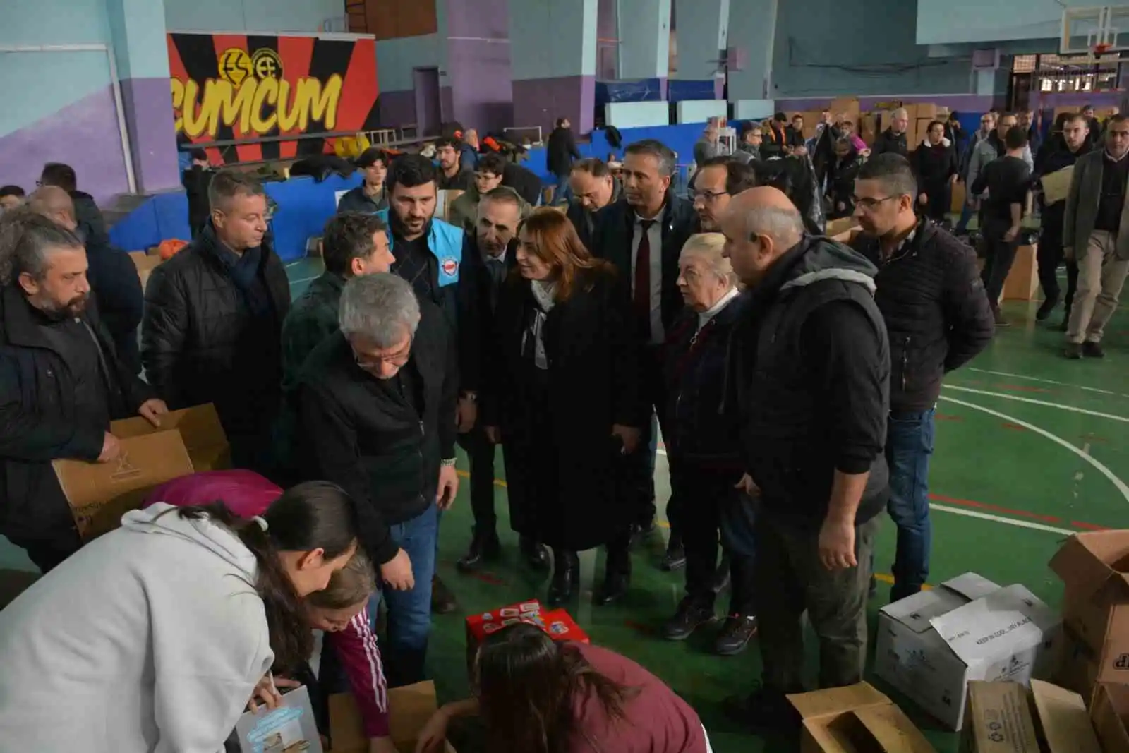 Eskişehir İl Milli Eğitim Müdürlüğü koordinasyonunda depremden etkilenen vatandaşlara ulaştırılmak üzere malzeme desteği sağlanıyor