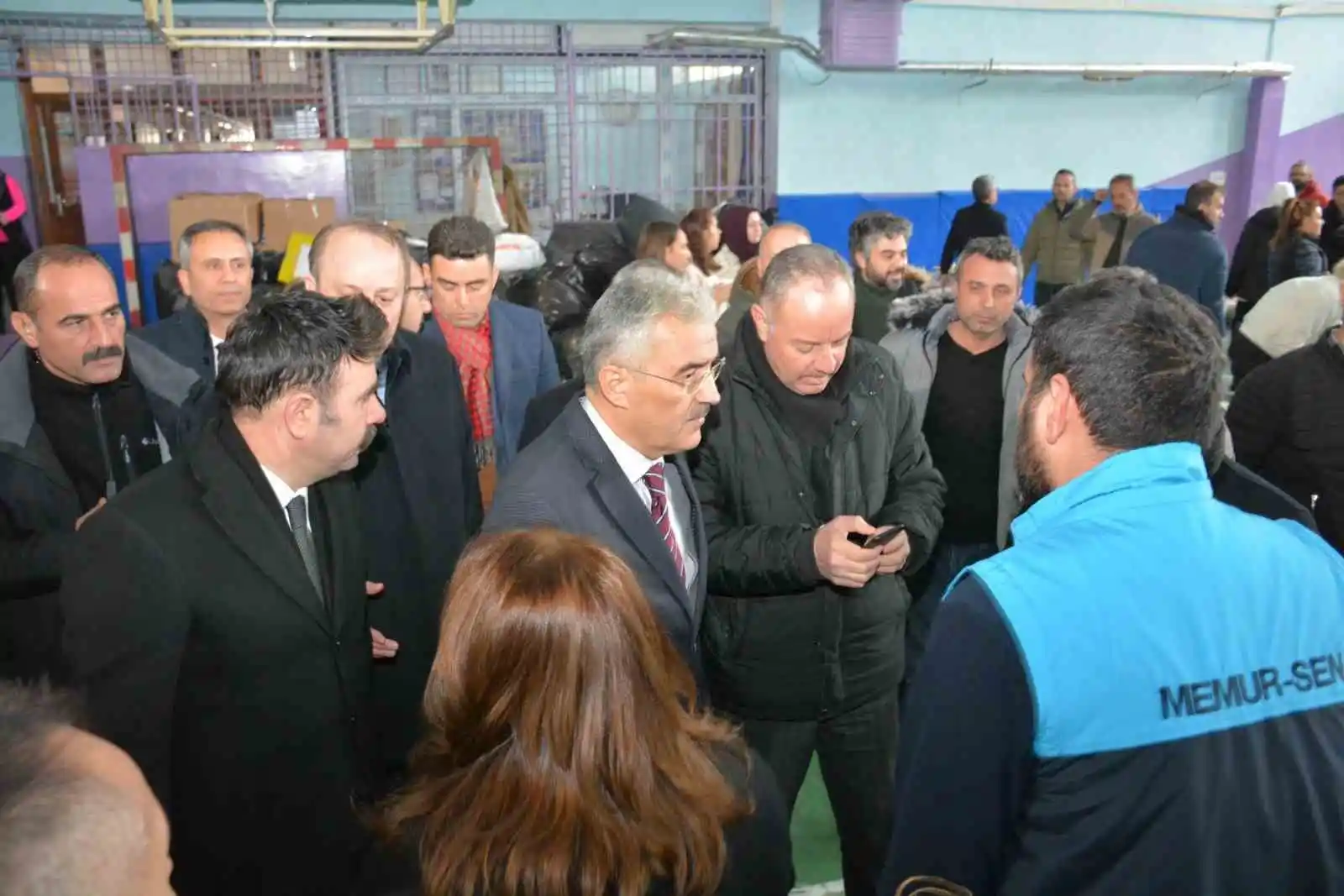 Eskişehir İl Milli Eğitim Müdürlüğü koordinasyonunda depremden etkilenen vatandaşlara ulaştırılmak üzere malzeme desteği sağlanıyor