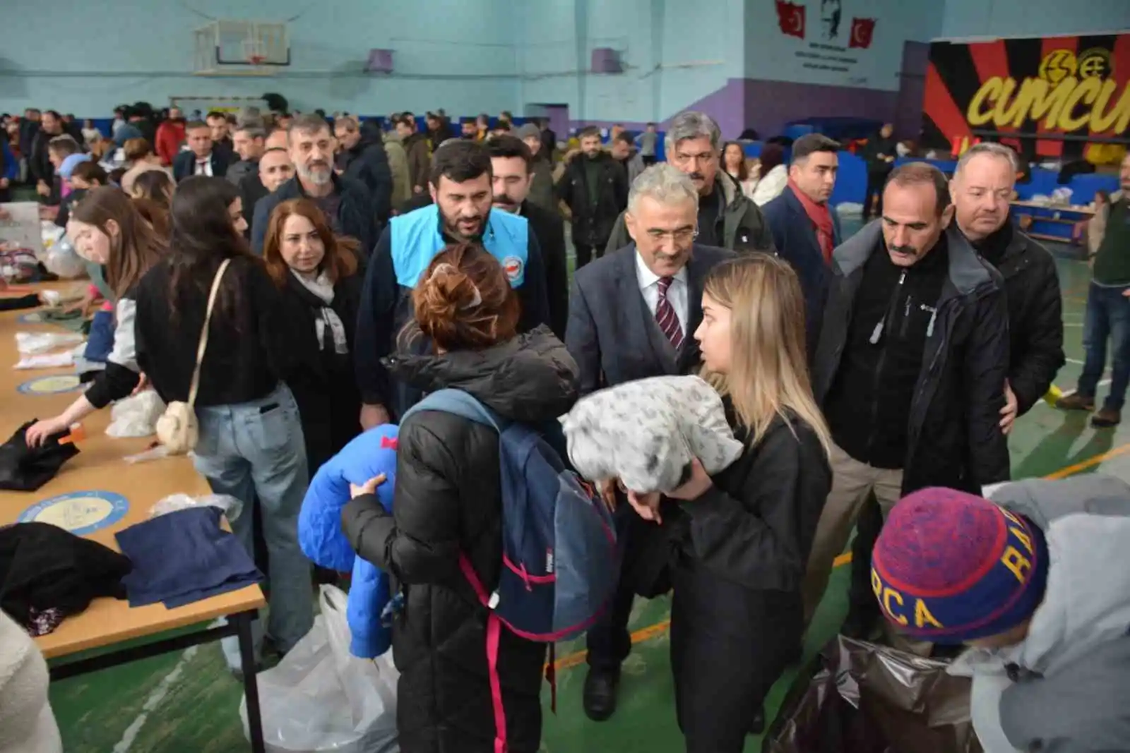 Eskişehir İl Milli Eğitim Müdürlüğü koordinasyonunda depremden etkilenen vatandaşlara ulaştırılmak üzere malzeme desteği sağlanıyor