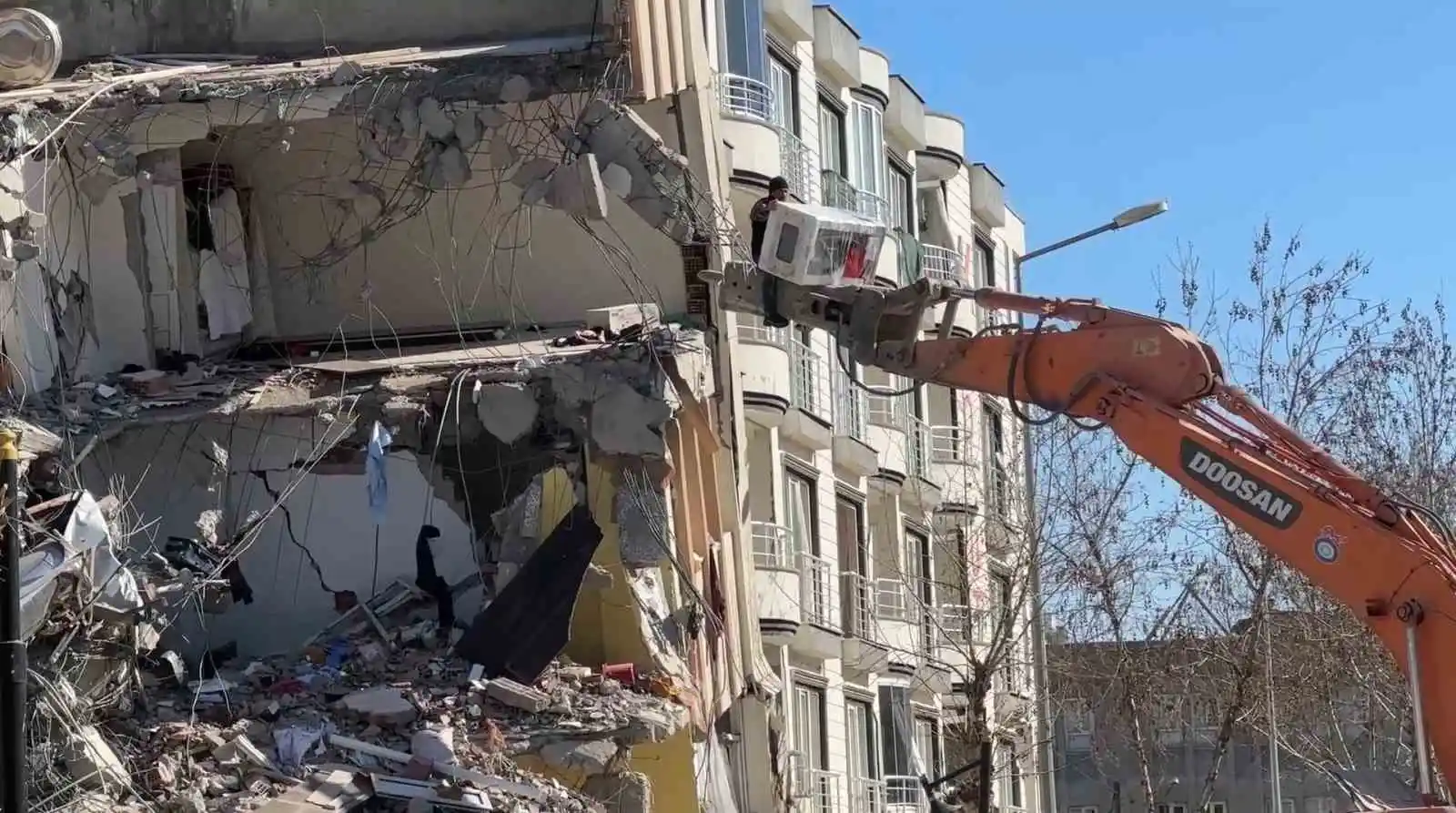 Eşyasını kurtarmaya çalışan depremzede 'pes' dedirtti