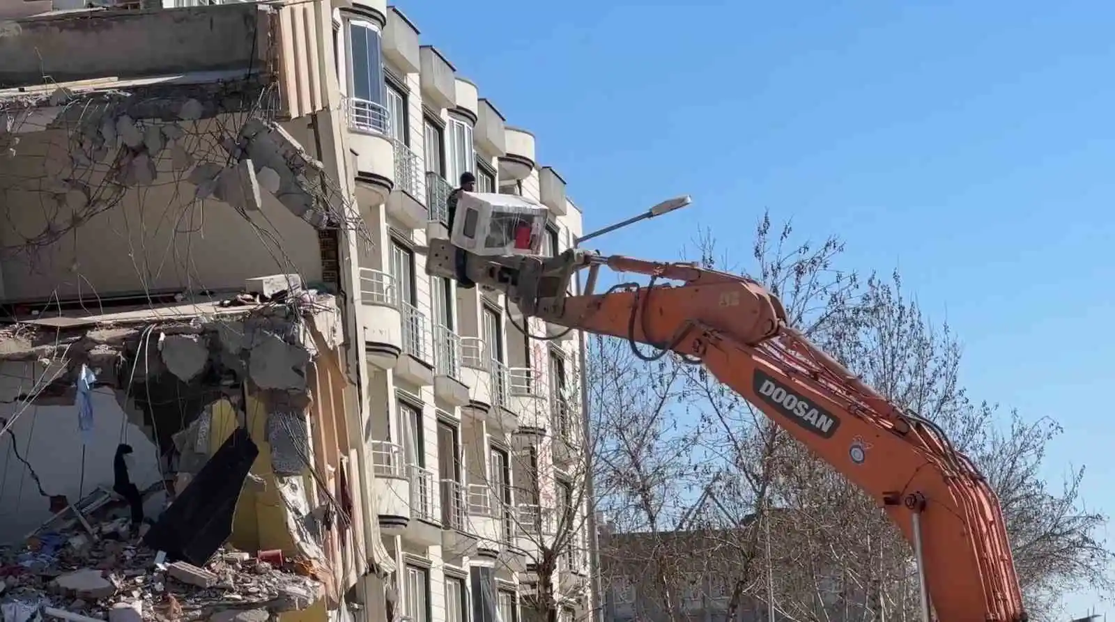 Eşyasını kurtarmaya çalışan depremzede ‘pes’ dedirtti