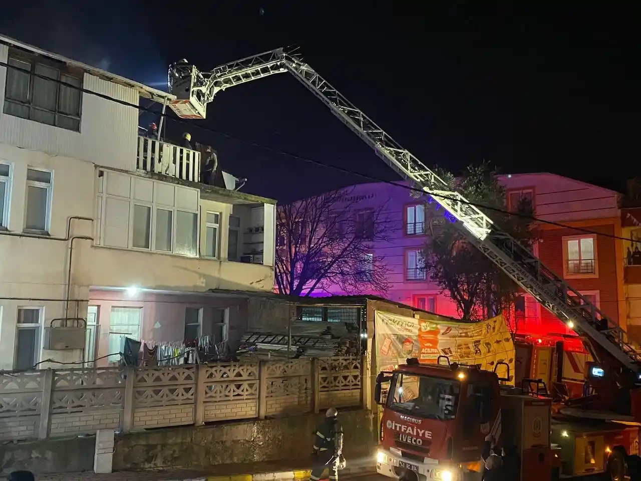 Evinde çıkan yangını söndürmek isterken yaralandı