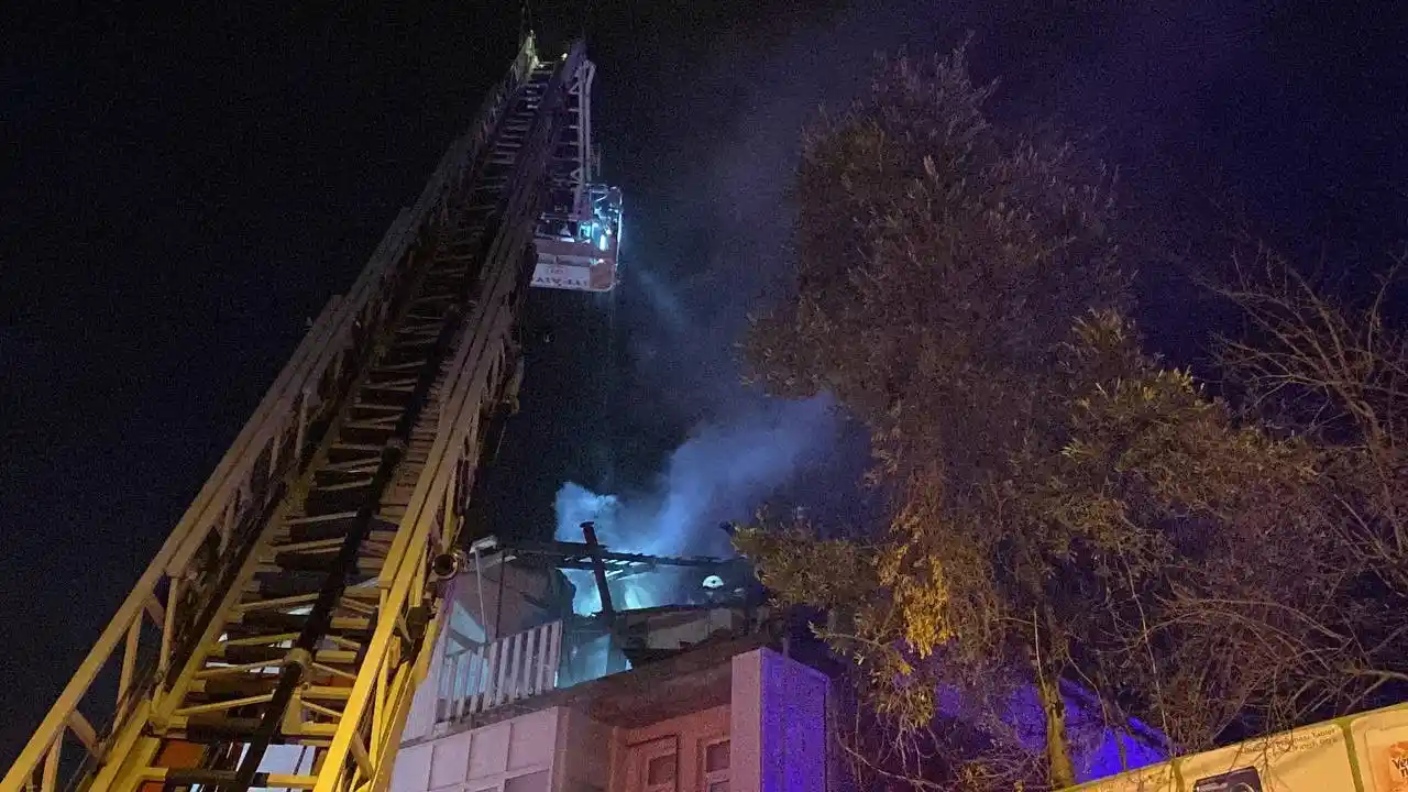 Evinde çıkan yangını söndürmek isterken yaralandı
