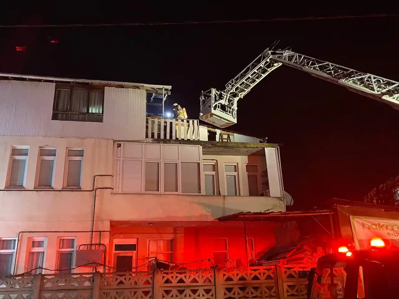 Evinde çıkan yangını söndürmek isterken yaralandı