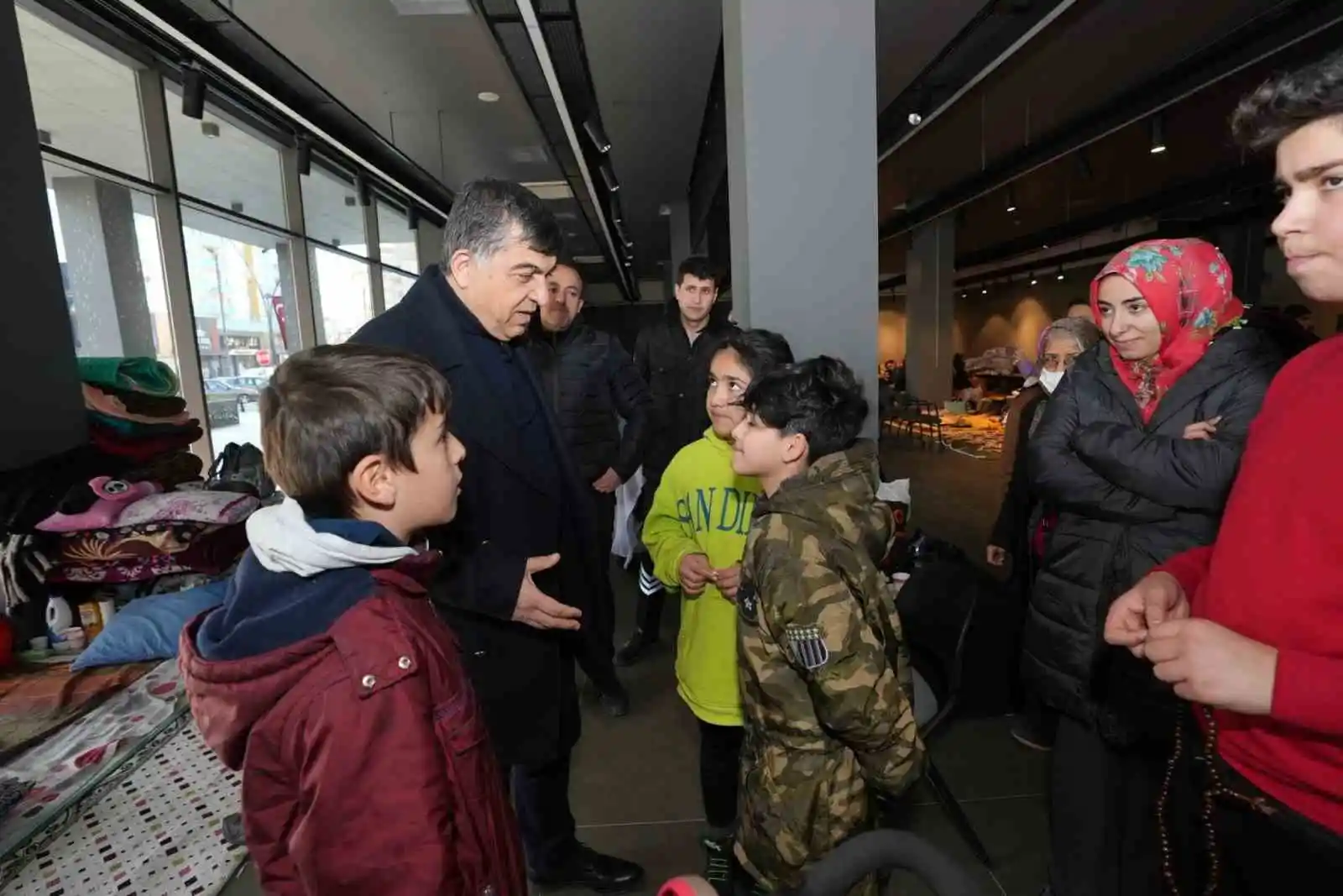 Fadıloğlu depremzedeleri yalnız bırakmıyor