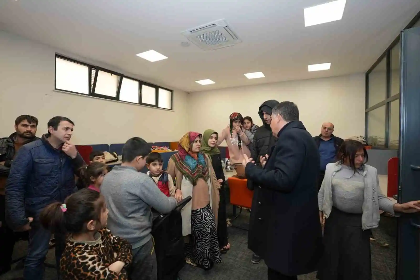 Fadıloğlu depremzedeleri yalnız bırakmıyor