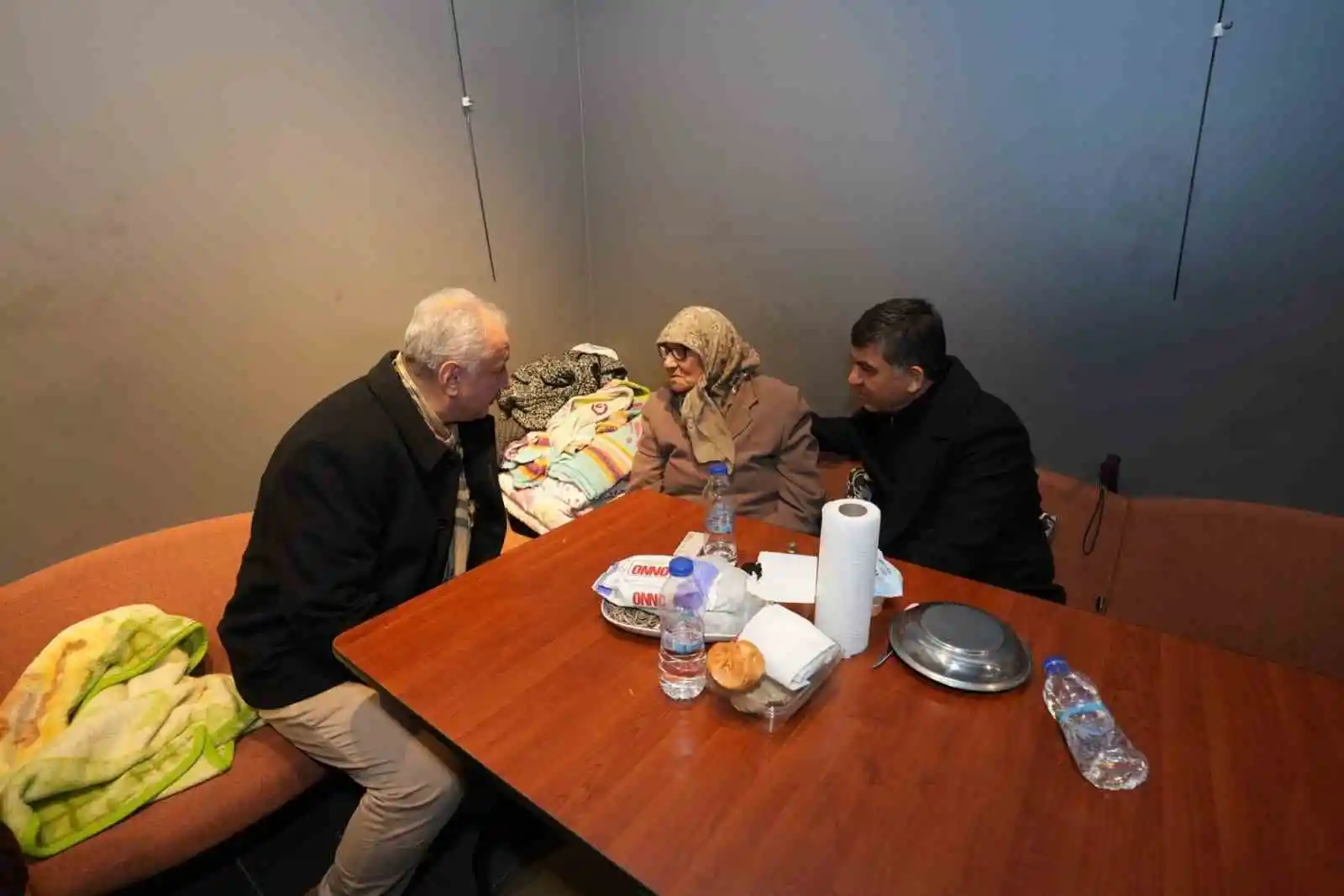 Fadıloğlu depremzedeleri yalnız bırakmıyor