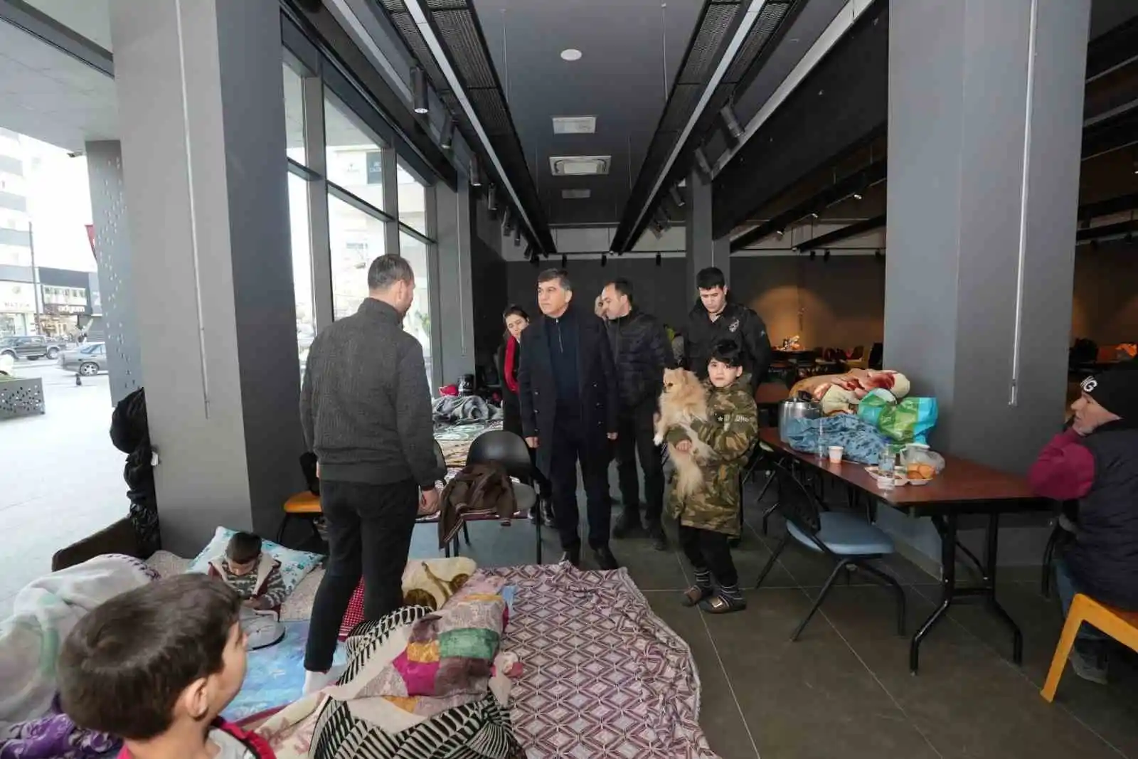Fadıloğlu depremzedeleri yalnız bırakmıyor