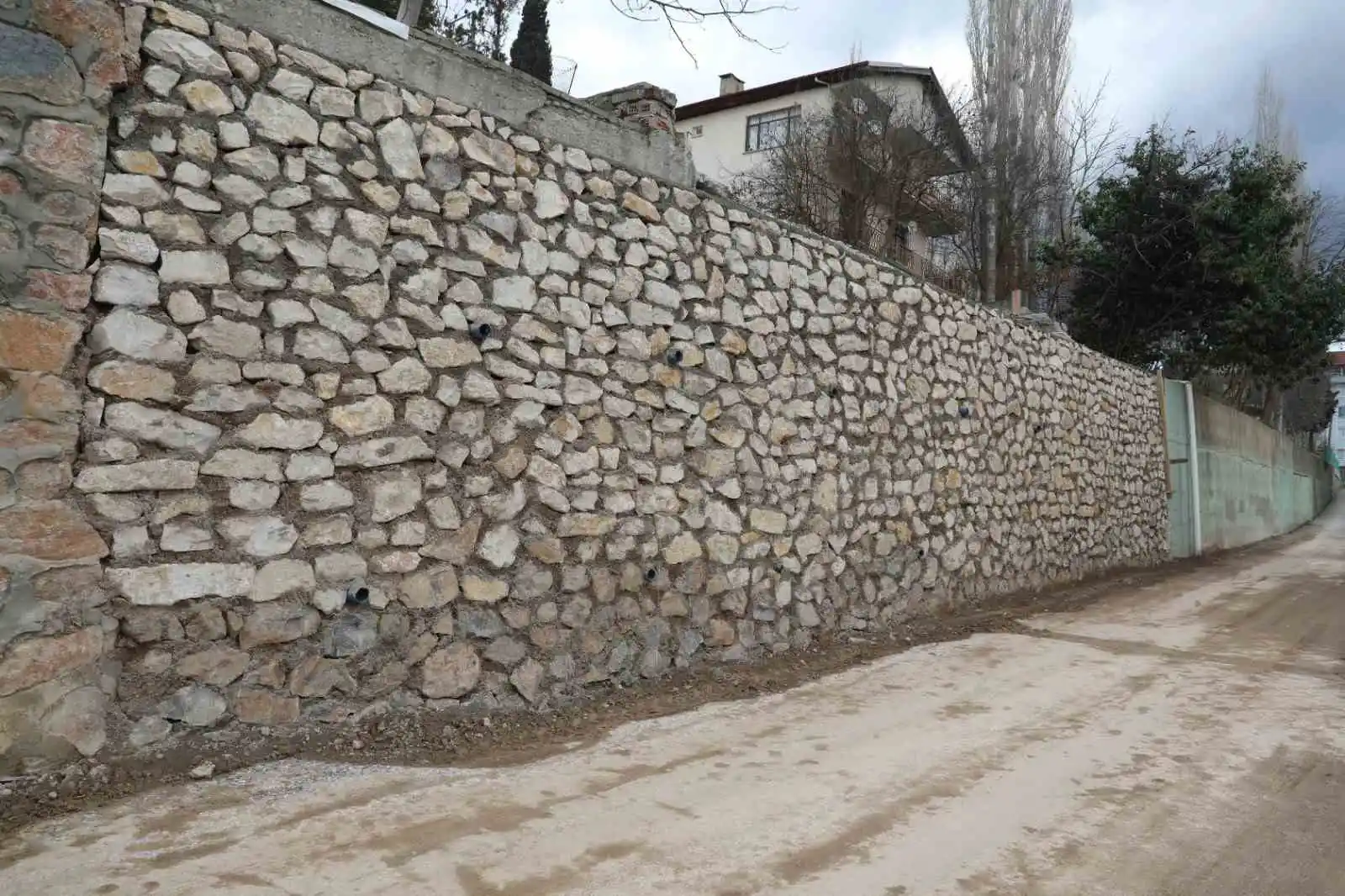 Fatih Mahallesi'ndeki hasarlı istinat duvarını tamamen yenilendi
