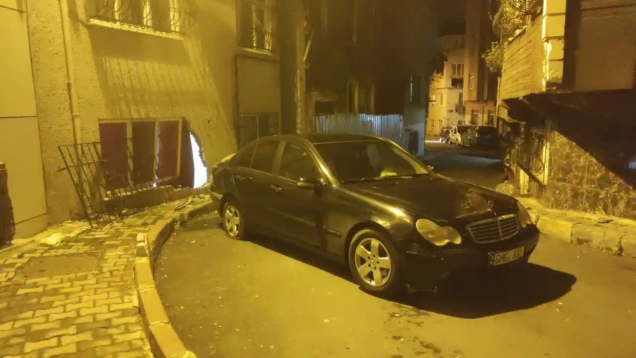 Fatih'te el freni çekilmeyen otomobil çarptığı evin duvarını yıktı
