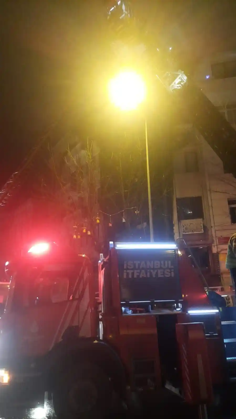 Fatih’te iş hanı alev alev yandı, o anlar kameraya yansıdı
