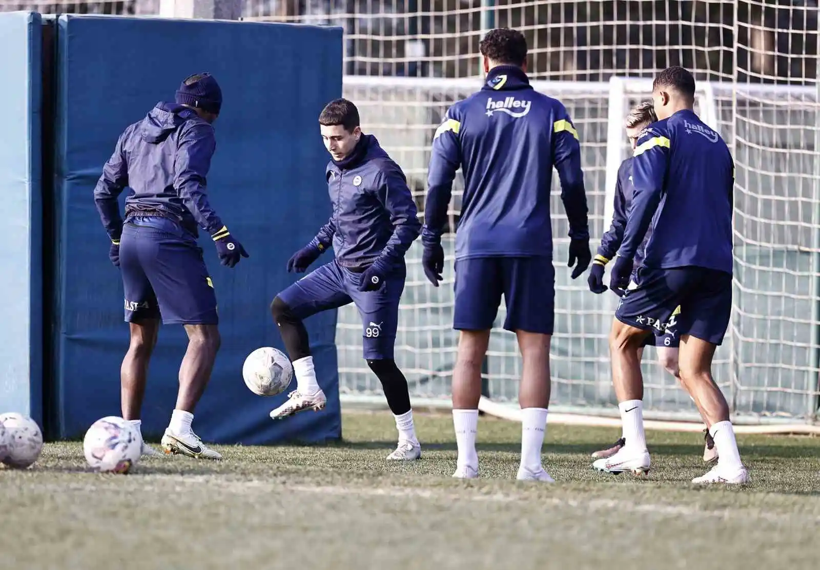 Fenerbahçe, çalışmalarını sürdürüyor