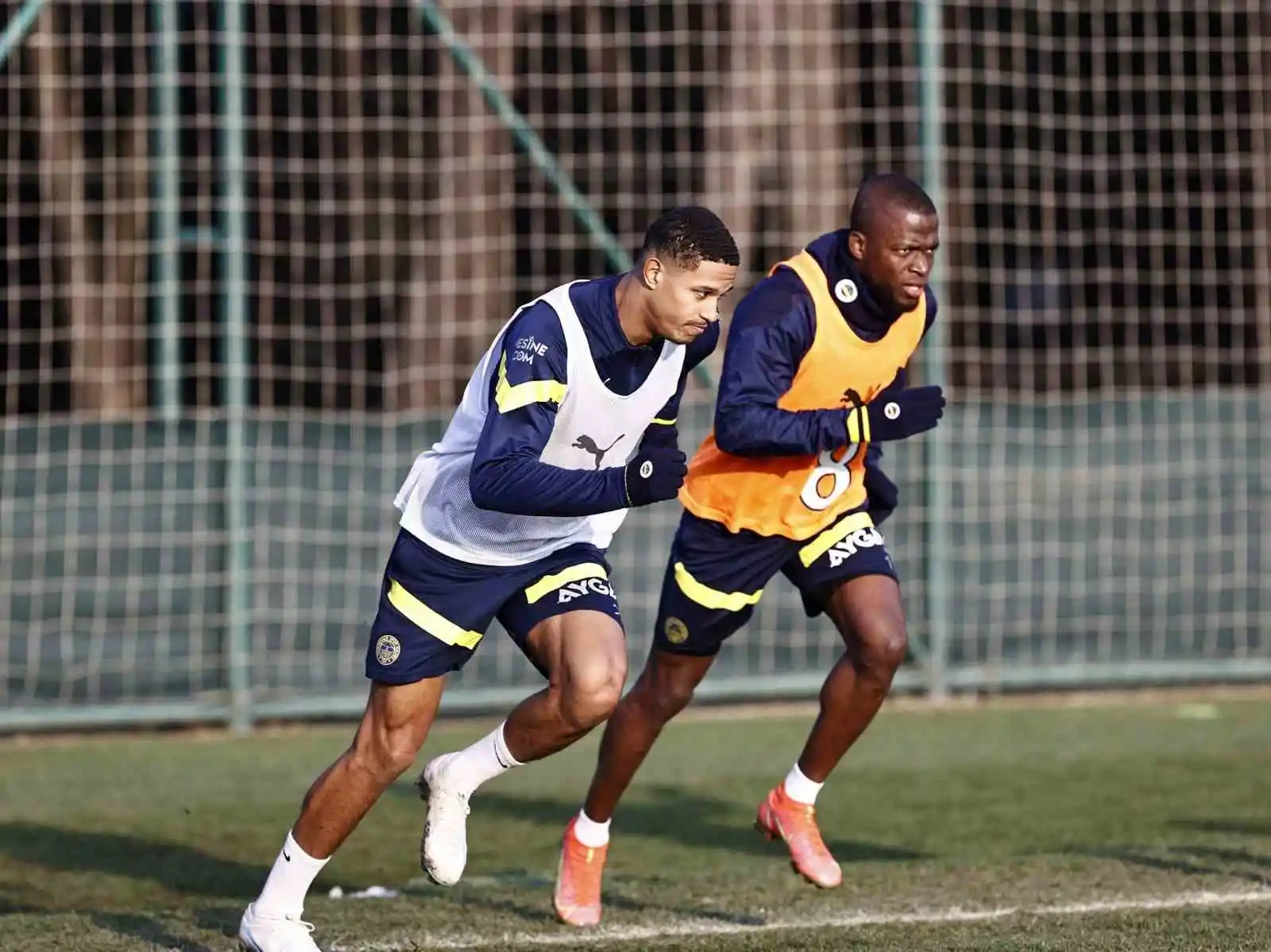 Fenerbahçe, çalışmalarını sürdürüyor