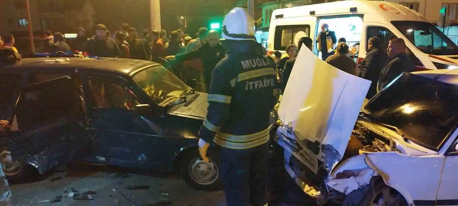 Fethiye’de iki otomobilin çarpıştığı kazada 10 kişi yaralandı