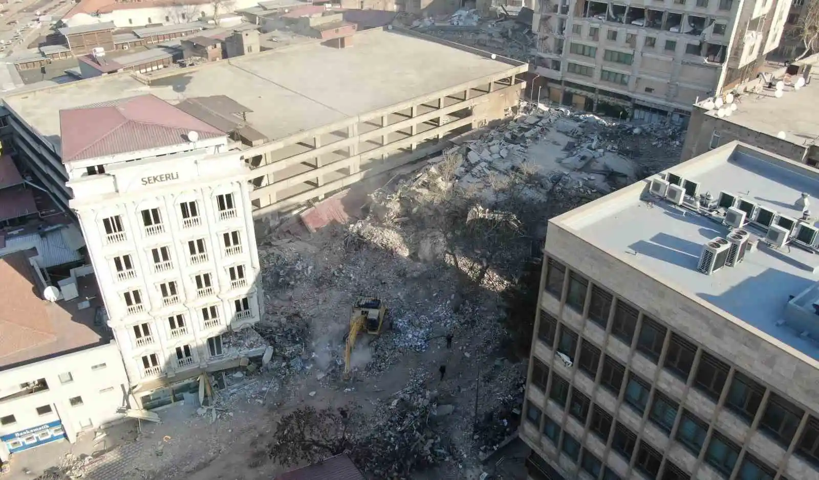 Fotoğrafları ortaya çıktı: Çöken otelin kolonları tabela için tahrip edilmiş