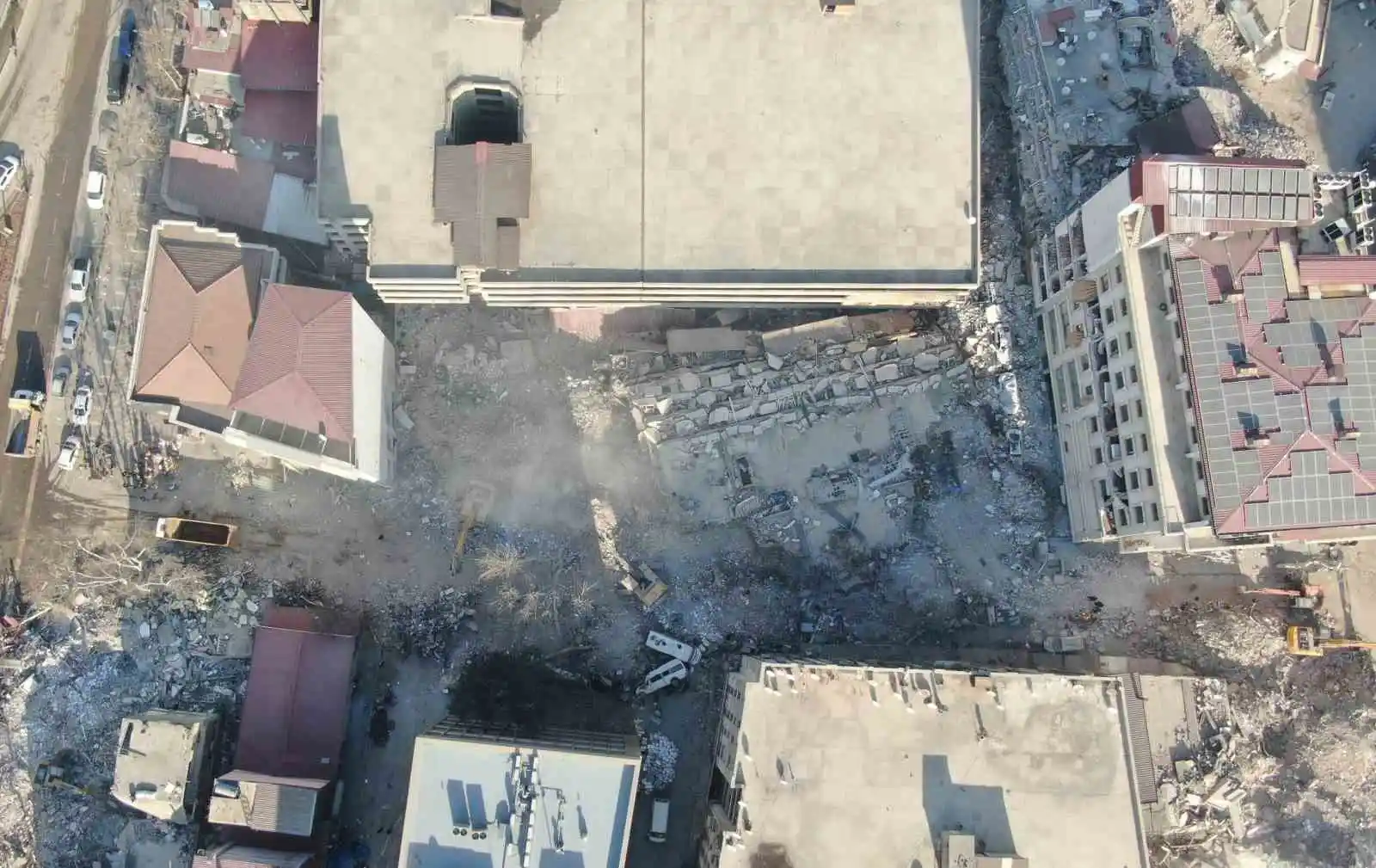 Fotoğrafları ortaya çıktı: Çöken otelin kolonları tabela için tahrip edilmiş