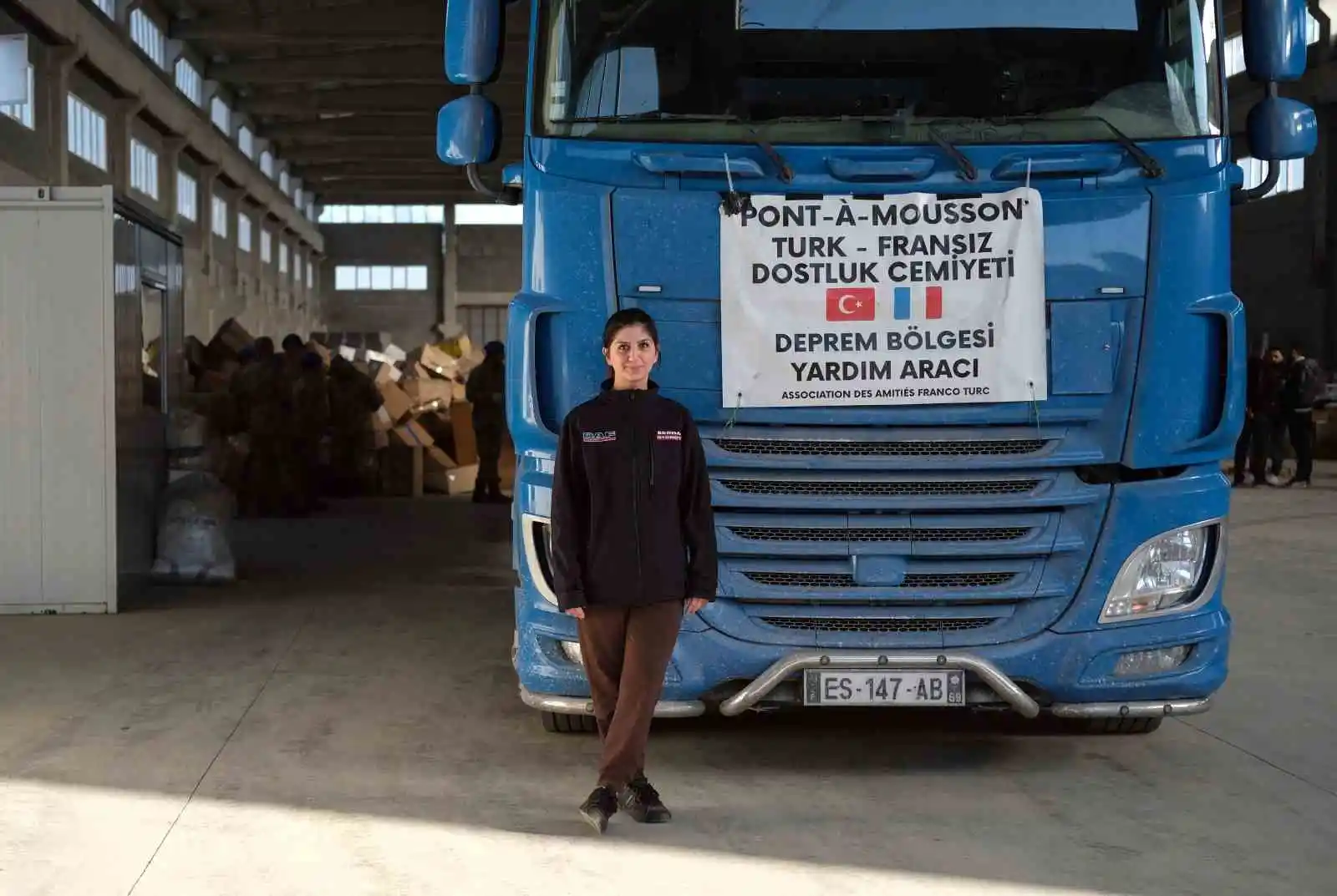Fransa'dan kendi tırıyla yardım getiren 24 yaşındaki kadın Kahramanmaraş'a ulaştı
