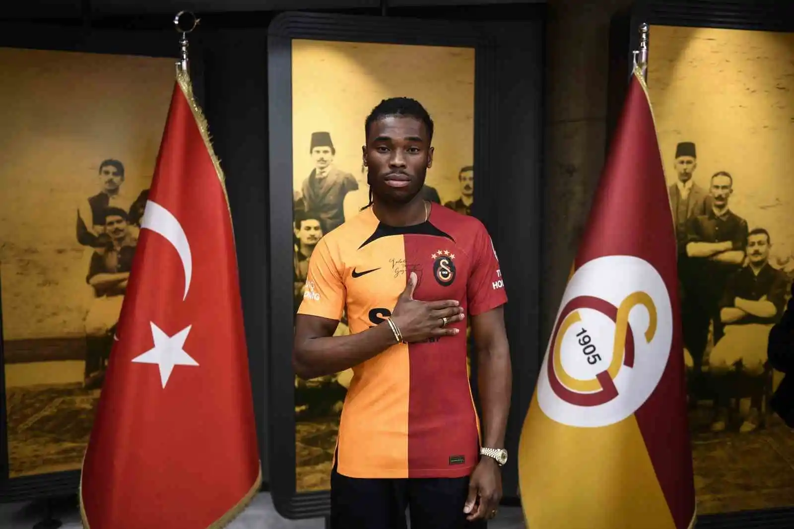 Galatasaray, Adekugbe'yi açıkladı
