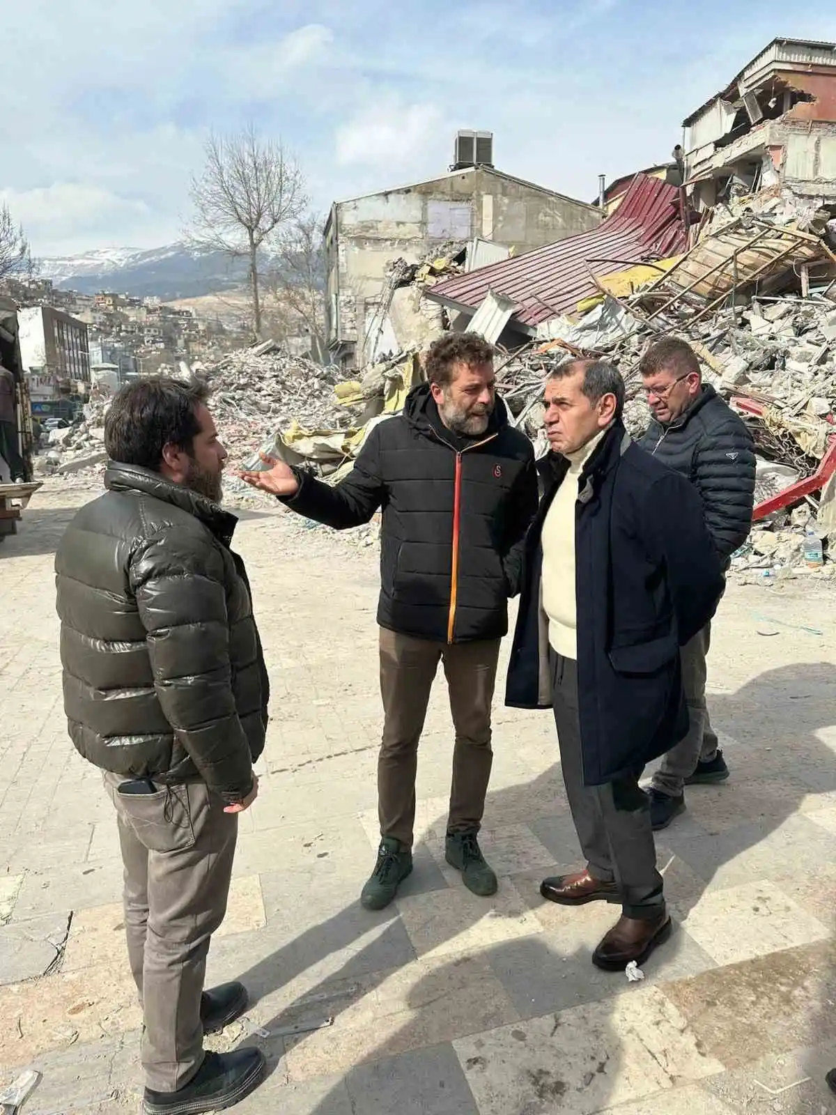 Galatasaray Başkanı Özbek afet bölgelerini ziyaret etti
