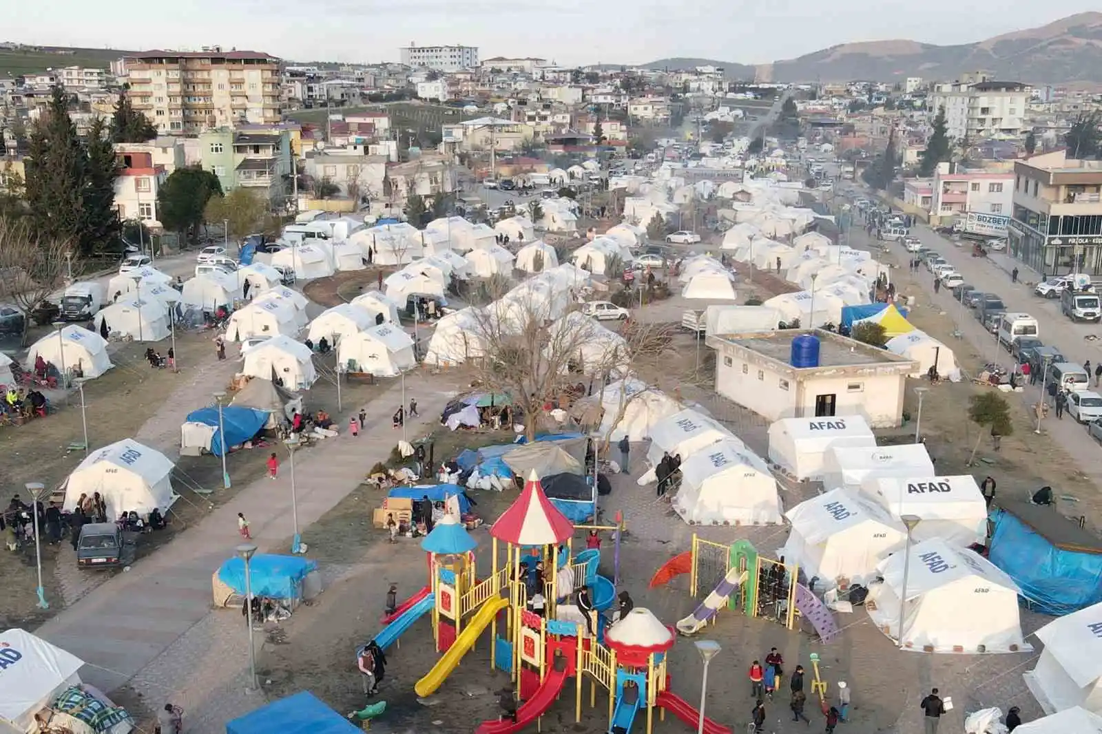 Gaziantep’te 80 bin vatandaşın geçici barınması için 11 noktada 17 bin 27 çadır kuruldu