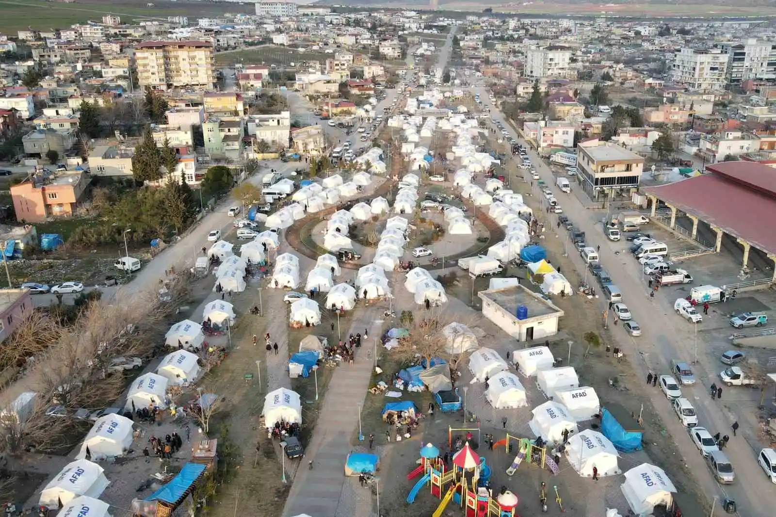 Gaziantep’te 80 bin vatandaşın geçici barınması için 11 noktada 17 bin 27 çadır kuruldu