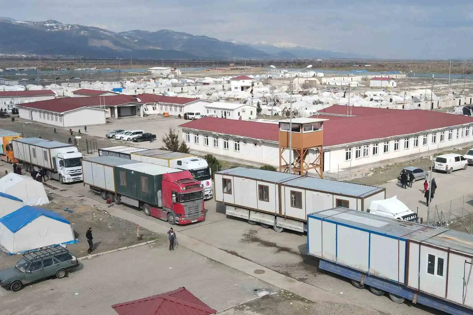 Gaziantep’te 80 bin vatandaşın geçici barınması için 11 noktada 17 bin 27 çadır kuruldu
