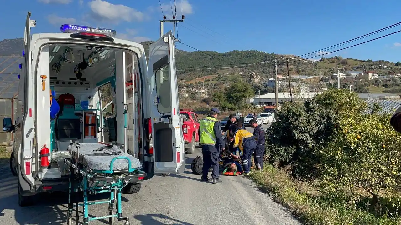 Gazipaşa'da motosikletle otomobilin çarpıştığı kazada araçlar alev aldı: 1 yaralı
