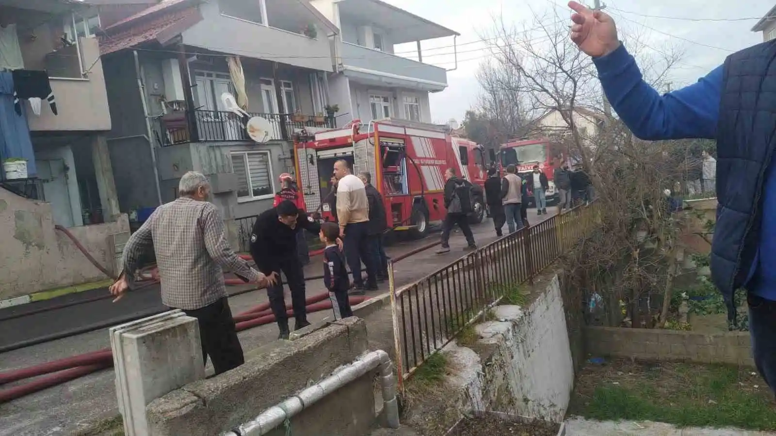 Gecekonduda başlayan yangın apartmana sıçradı
