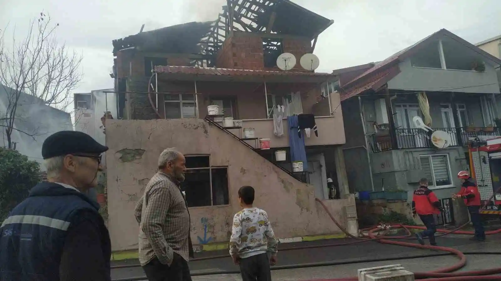 Gecekonduda başlayan yangın apartmana sıçradı