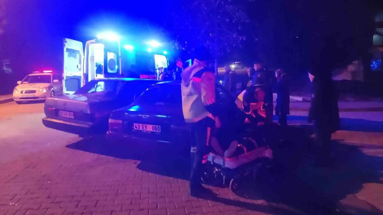 Gediz’de iki otomobil çarpıştı, 2 yaralı