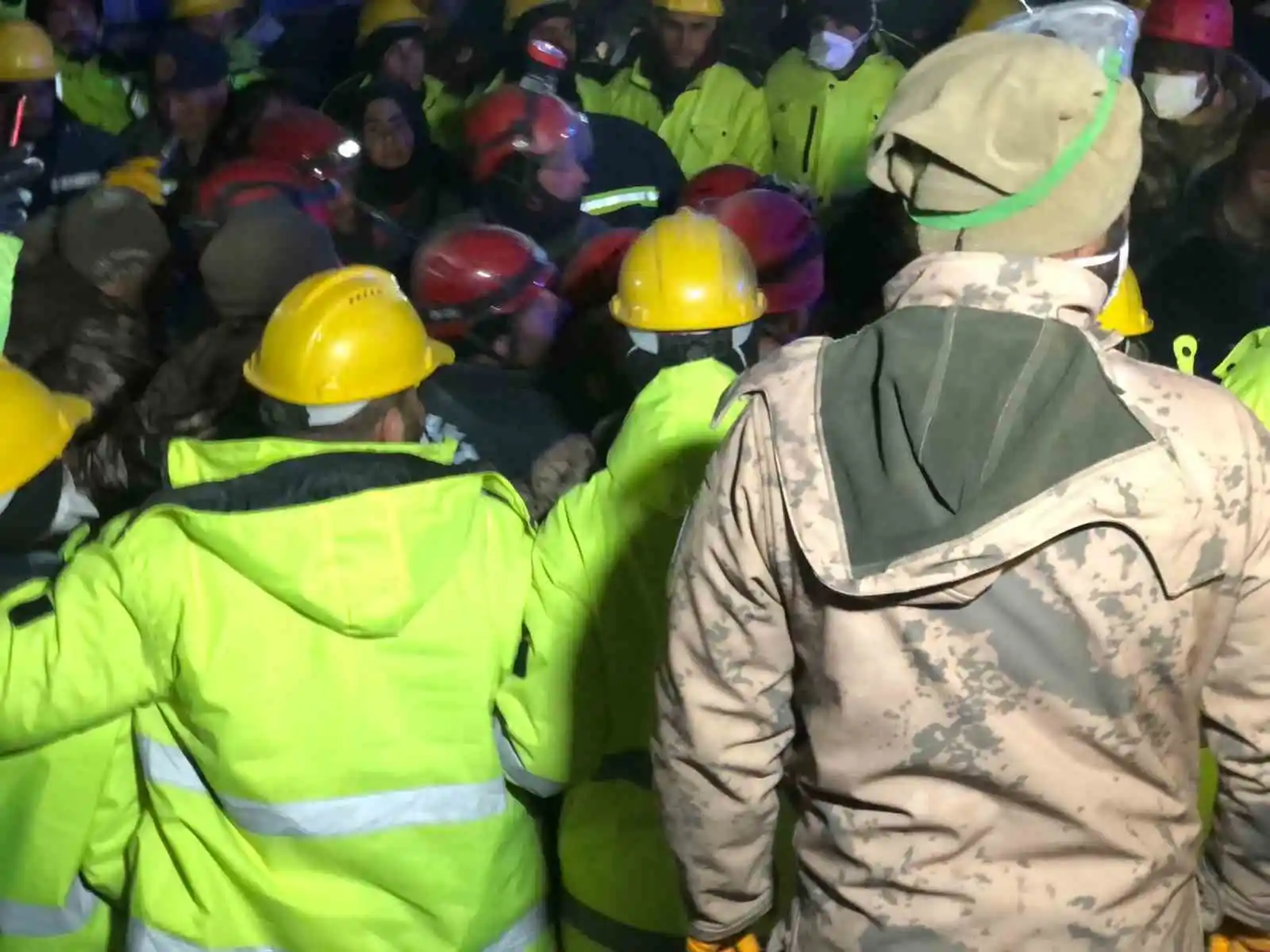 Genç kız 159 saat sonra enkazdan sağ olarak çıkartıldı

