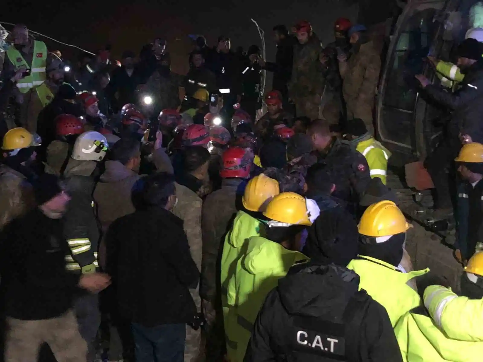 Genç kız 159 saat sonra enkazdan sağ olarak çıkartıldı
