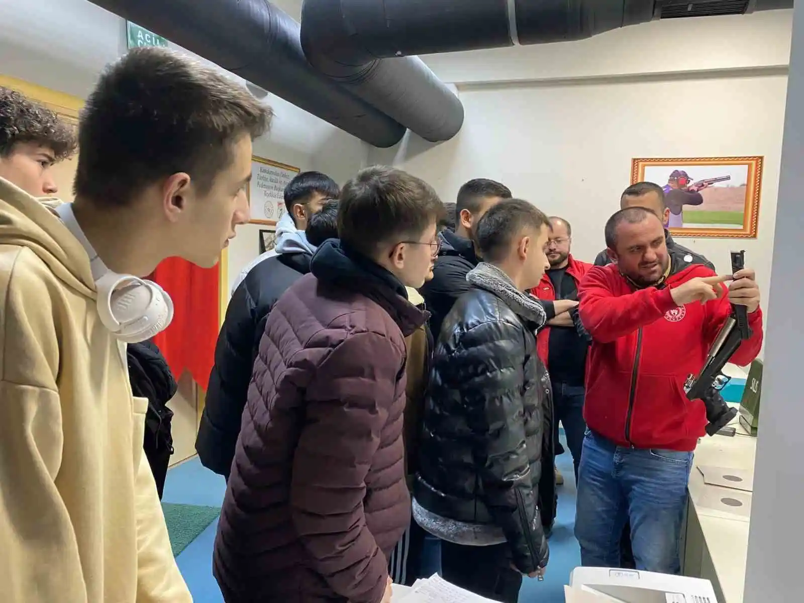 Gençler Bahçeşehir Gençlik merkezini inceledi