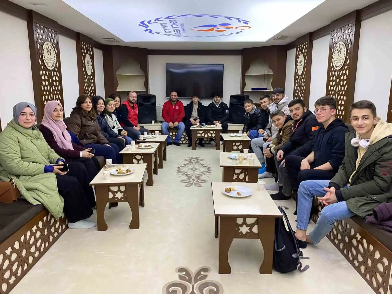 Gençler Bahçeşehir Gençlik merkezini inceledi
