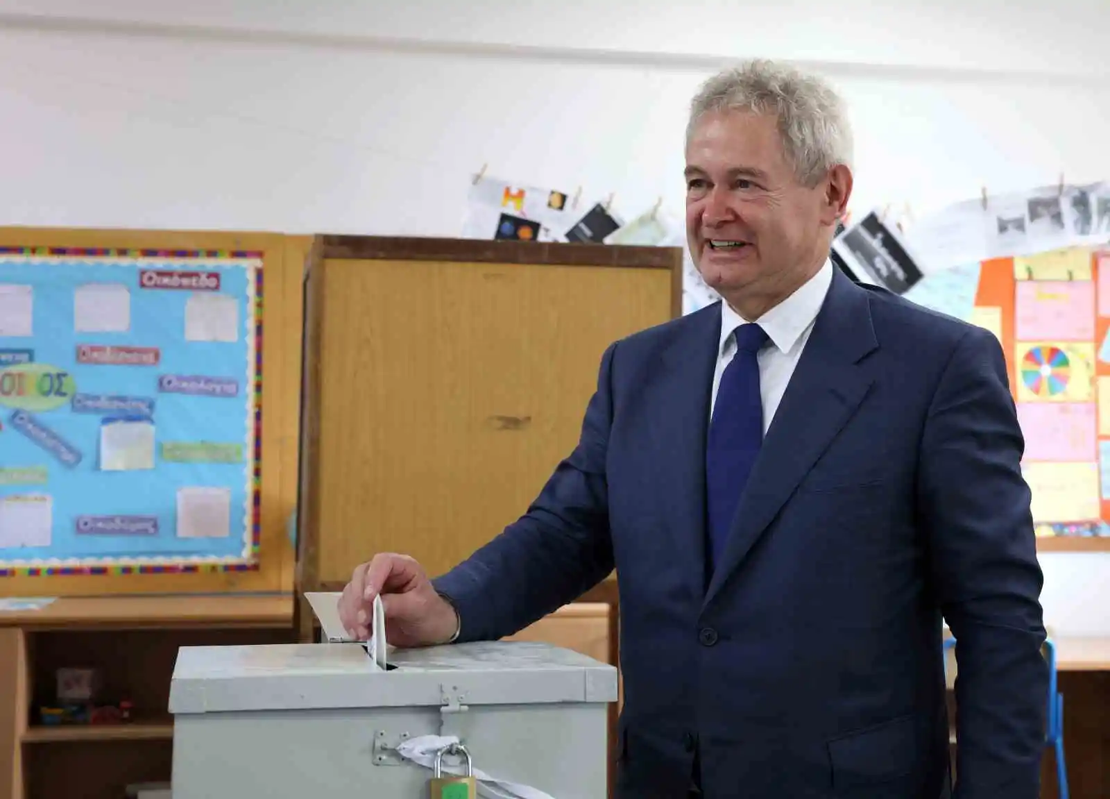GKRY'de liderlik seçimini eski Dışişleri Bakanı Christodoulides kazandı
