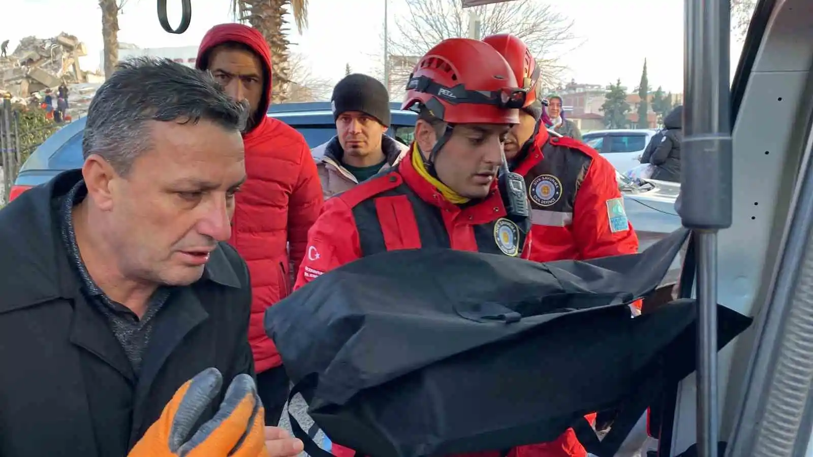 Göçük altında kalan anne ve iki çocuğunun cansız bedenine ulaşıldı, baba yaralı kurtarıldı