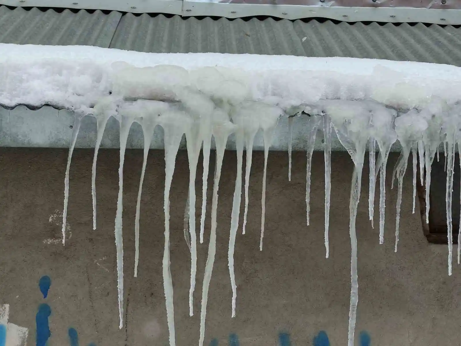 Göle’de dondurucu soğuklar nedeniyle araçlar çalışmadı