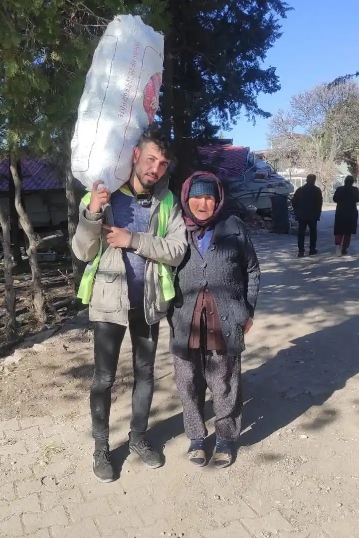 Gönüllü NEVÜ öğrencileri deprem bölgesinde
