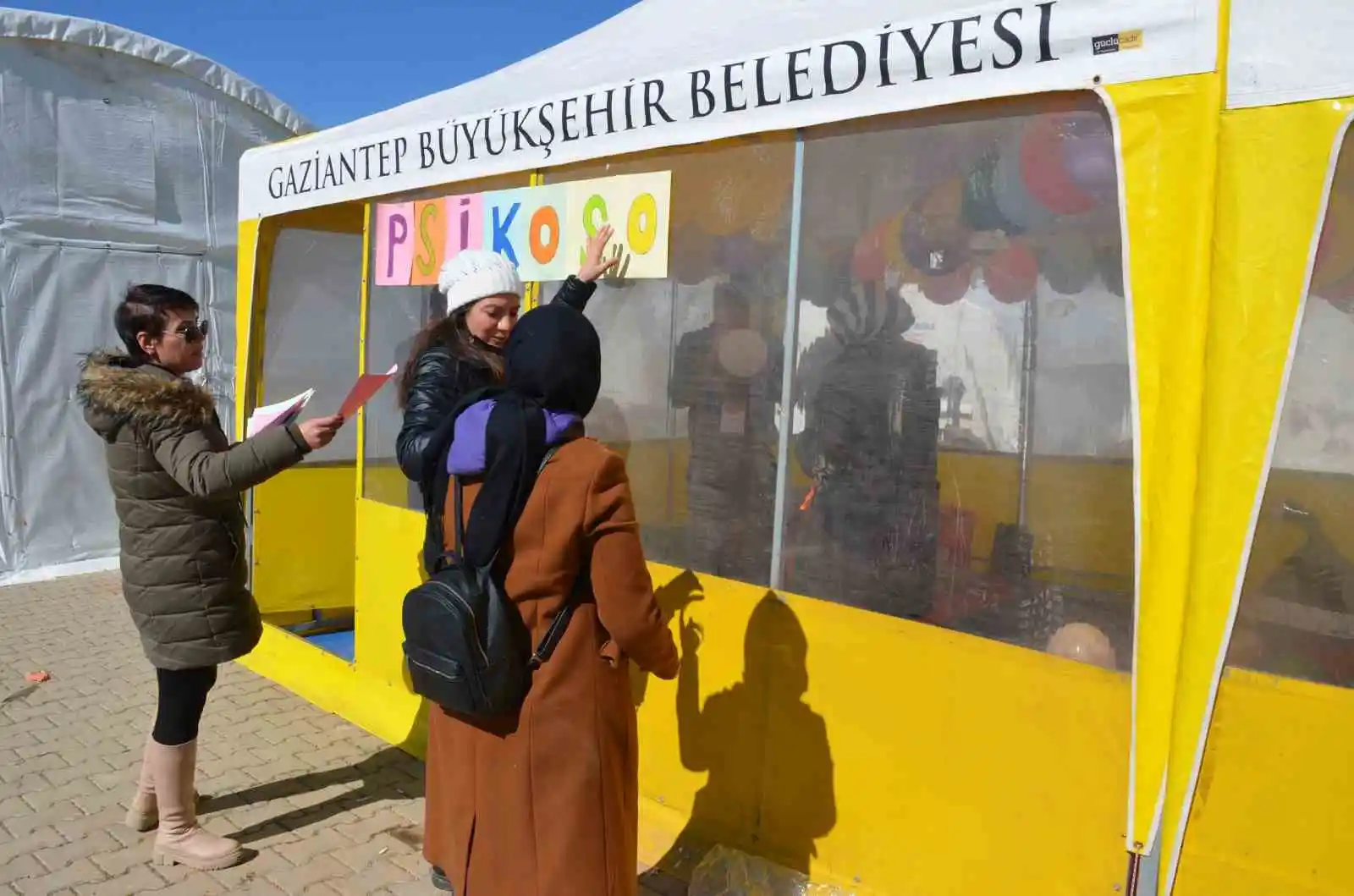 Gönüllü öğretmenler depremzedeler için seferber oldu
