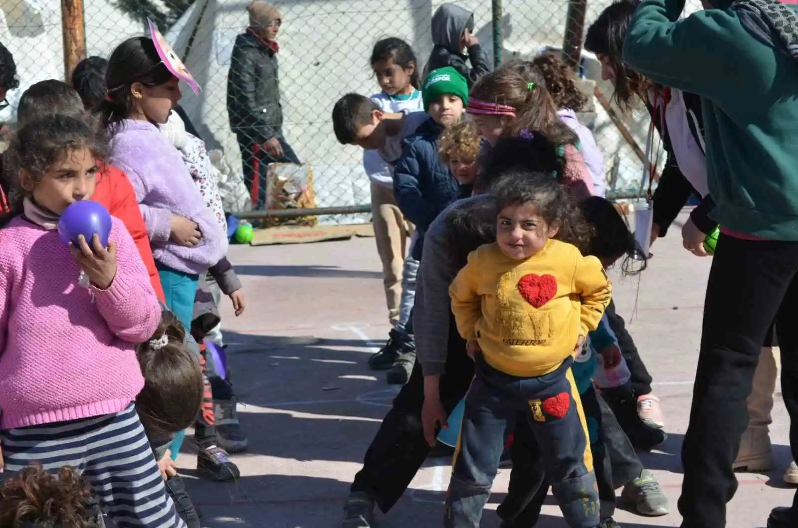 Gönüllü öğretmenler depremzedeler için seferber oldu
