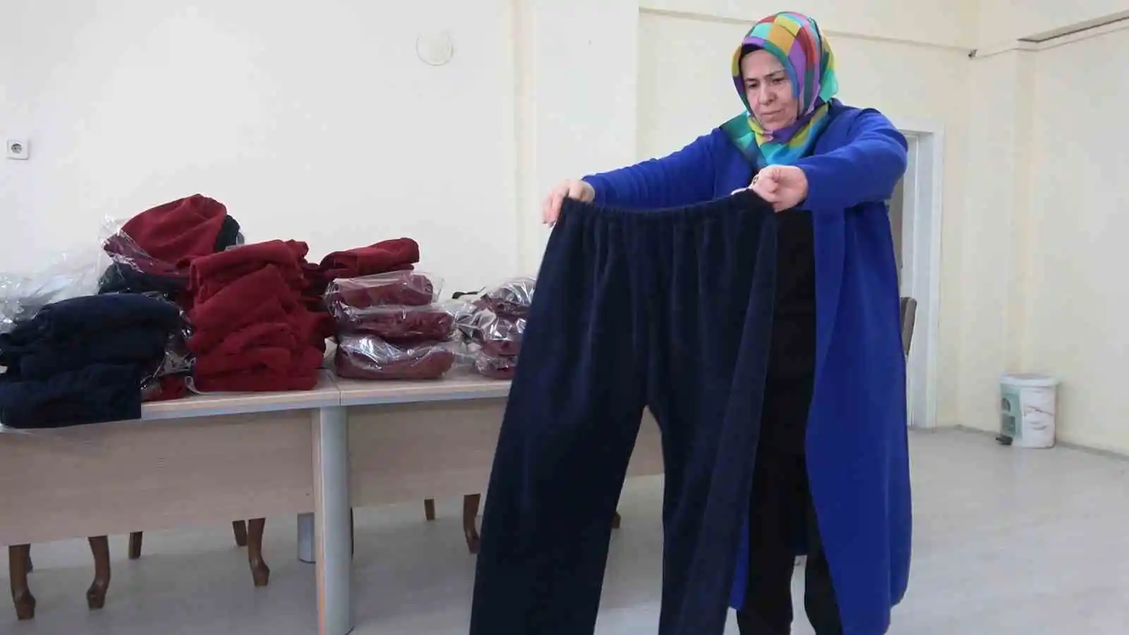 Gönüllüler depremzedeler için kışlık kıyafet ve battaniye üretiyor
