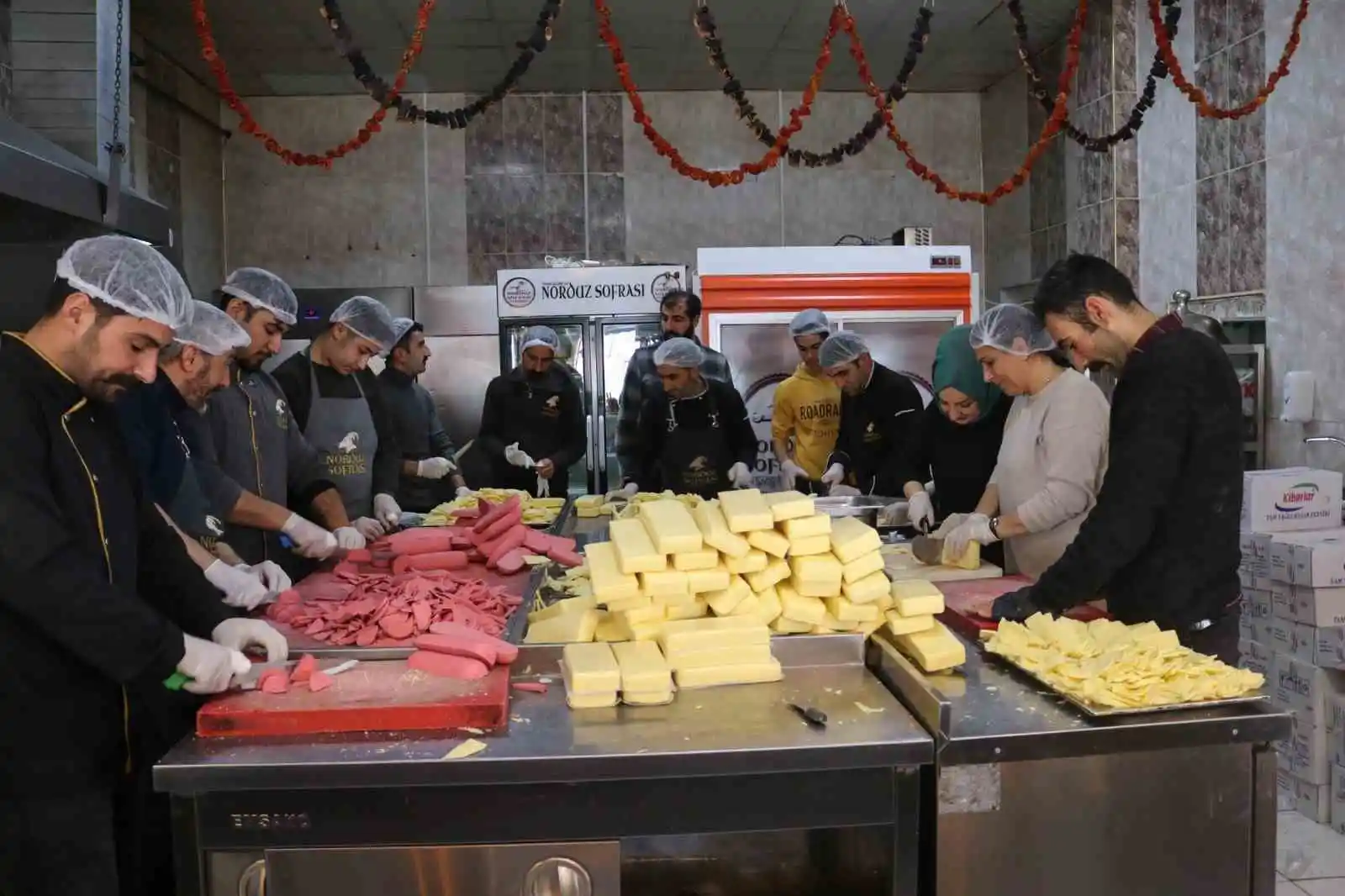 Gürpınar depremzedeler için seferber olmaya devam ediyor