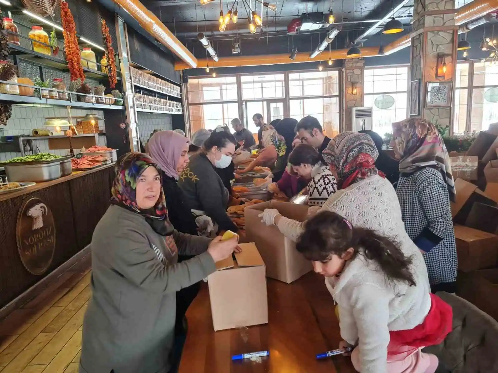 Gürpınarlı kadınlar depremzedeler için kumanya mesaisinde