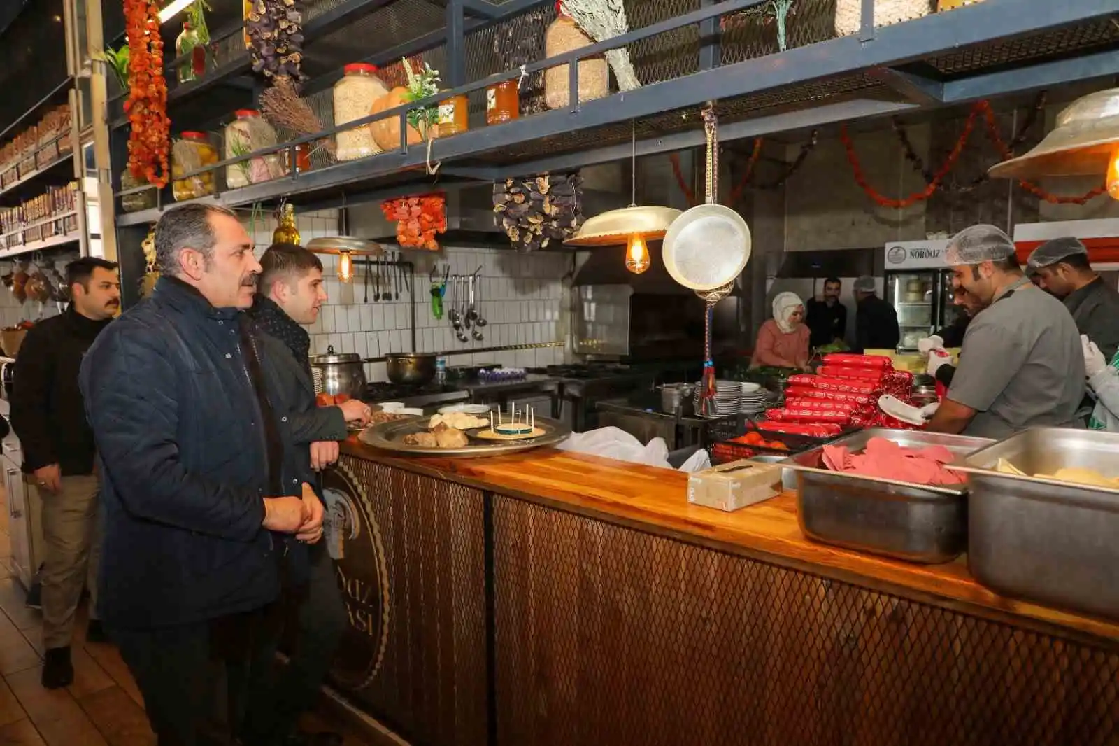 Gürpınarlı kadınlar depremzedeler için kumanya mesaisinde